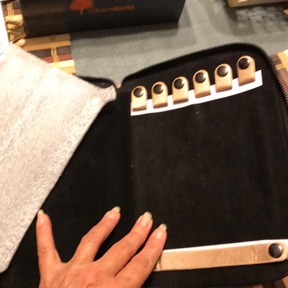 Halston makeup brushes carrying case never used - Picture 3 of 4